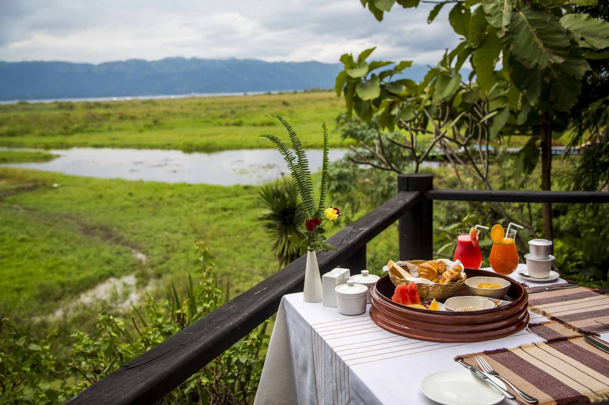 Inle Resort And Spa Villa Ньоншуэ Экстерьер фото